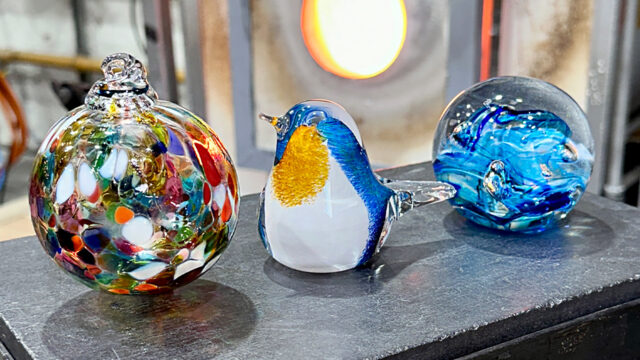 Glass Trio Workships at Teign Valley Glass Studio allow you to make 3 items in one hour!